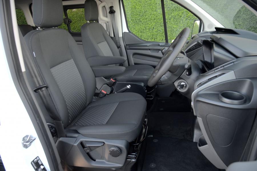 Интерьер Ford Tourneo Custom LWB 2018 года  (ZA) (фото 17 из 22)